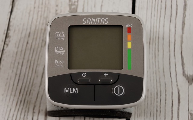 how do home blood pressure monitors work