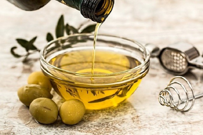 olive oil in a glass bowl