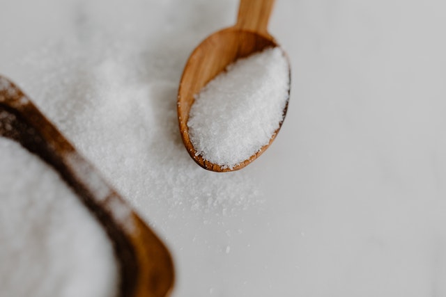 A teaspoon of iodized salt. Can iodized salt prevent iodine deficiency?